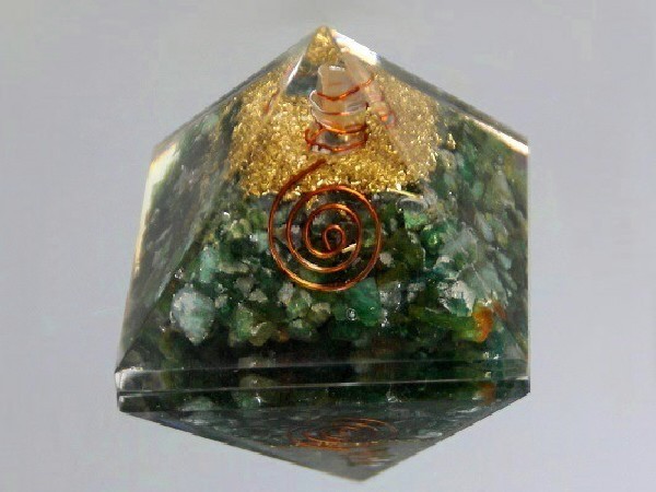 PIRAMIDE ORGONITE 7x7cm CUARZO VERDE