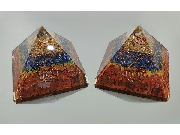 PIRAMIDE ORGONITE 7x7cm CHACRAS