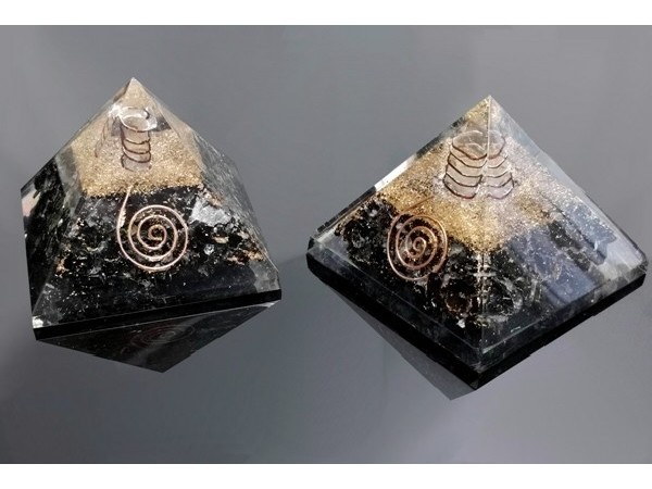 Pirámide orgonite 9x9cm de turmalina