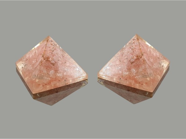 Piramide orgonite cuarzo rosa 4x4 cm