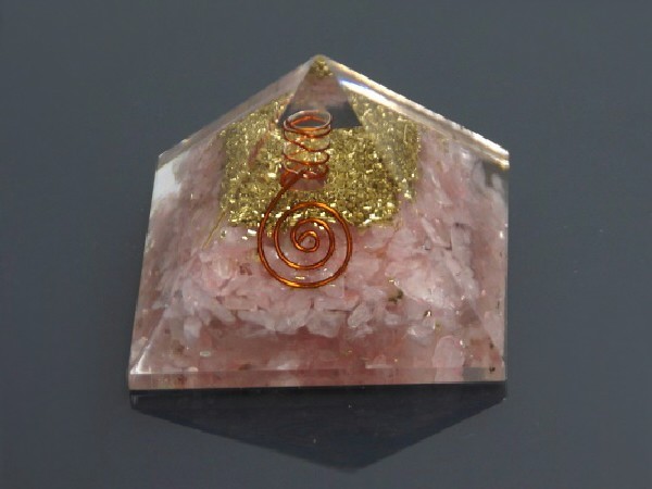 Pirámide orgonite 9x9cm de cuarzo rosa