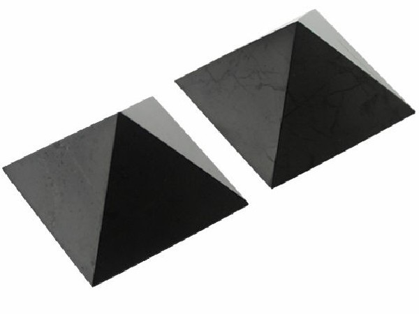 Shungita piramide 20 x 20 cm